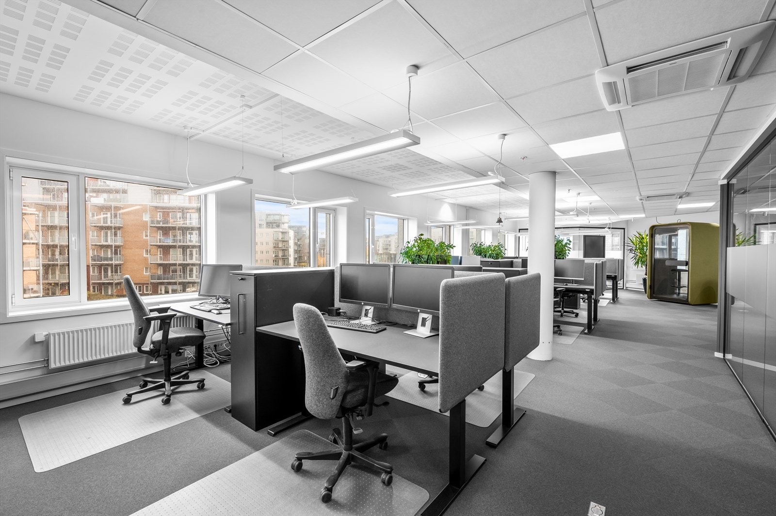 Møblerte kontorarbeidsplasser Galleribilde