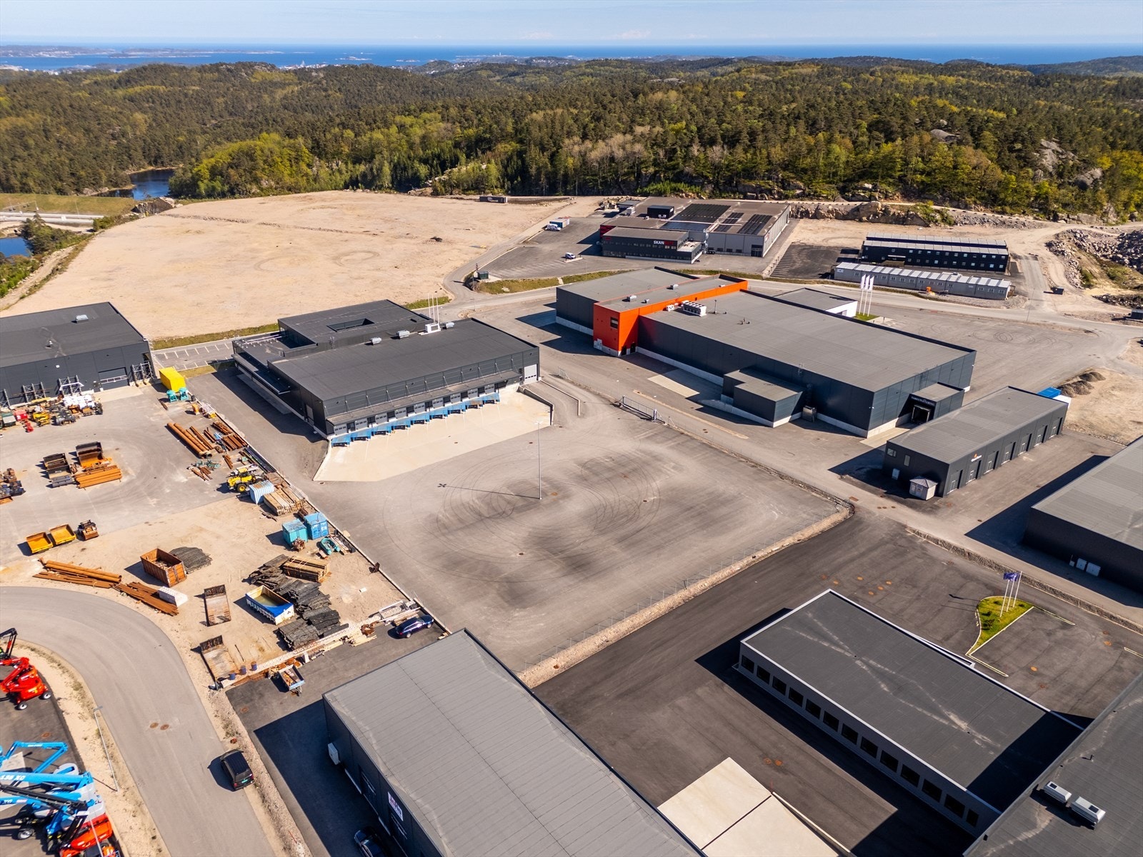 Tomten ligger i utbygningsområde Mjåvann 3 med kort avstand til E39 i bakgrunnen her Galleribilde