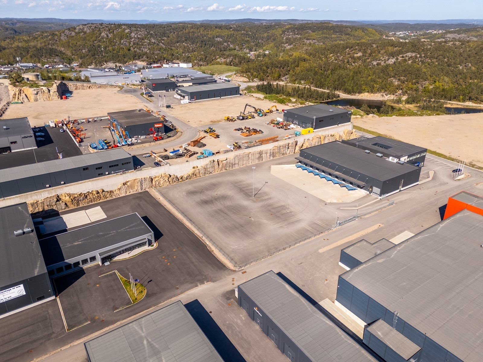 Tomten kan benyttes som utelager slik den står og bebygges i henhold ril reguleringsbestemmelser Galleribilde