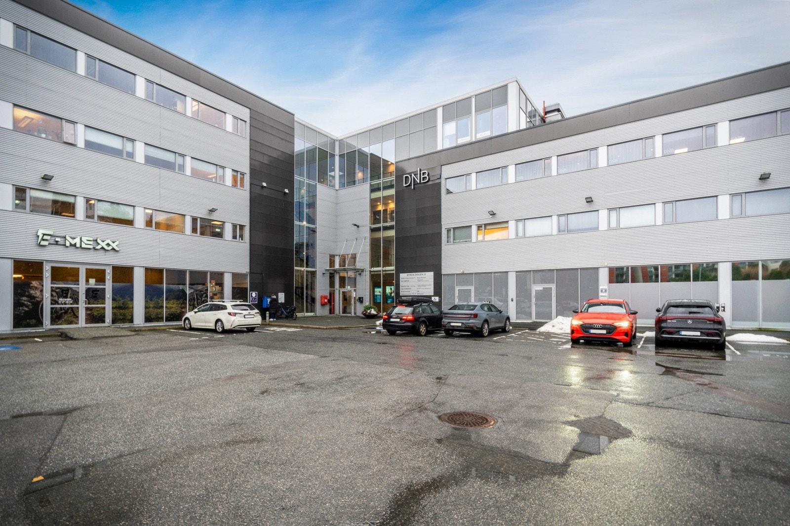 Kort vei til Horisont kjøpesenter og andre fasiliteter, med enkel adkomst for både bil og kollektivtransport. Galleribilde