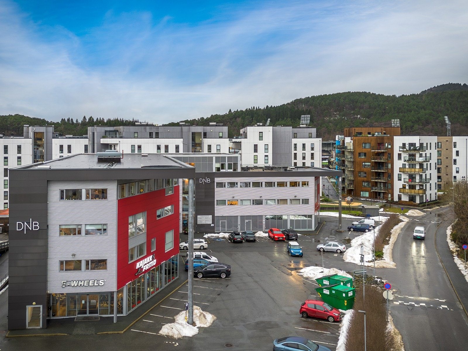 Området har utmerket kollektivdekning, med flere busslinjer som stopper i nærheten og hyppige avganger til Bergen sentrum. Galleribilde