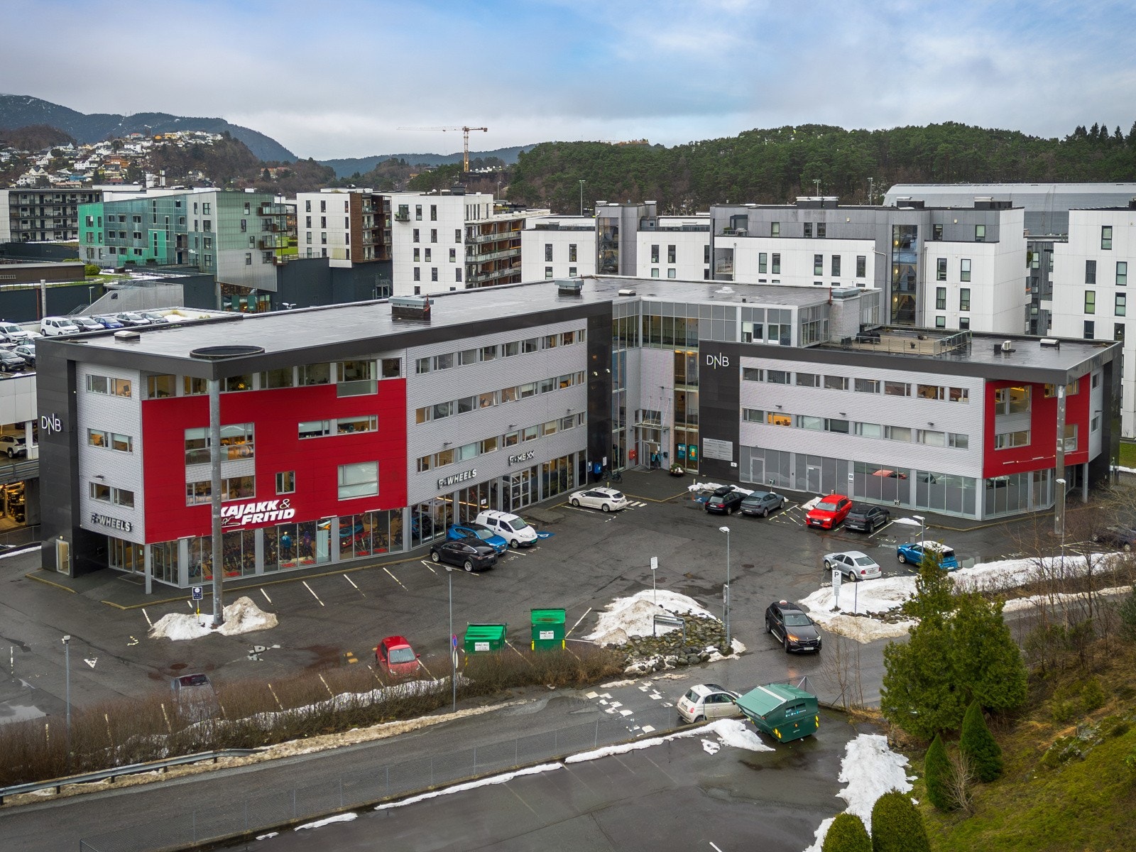 For bilpendlere er det enkel adkomst fra E39, og eiendommen tilbyr god parkeringsdekning. Galleribilde