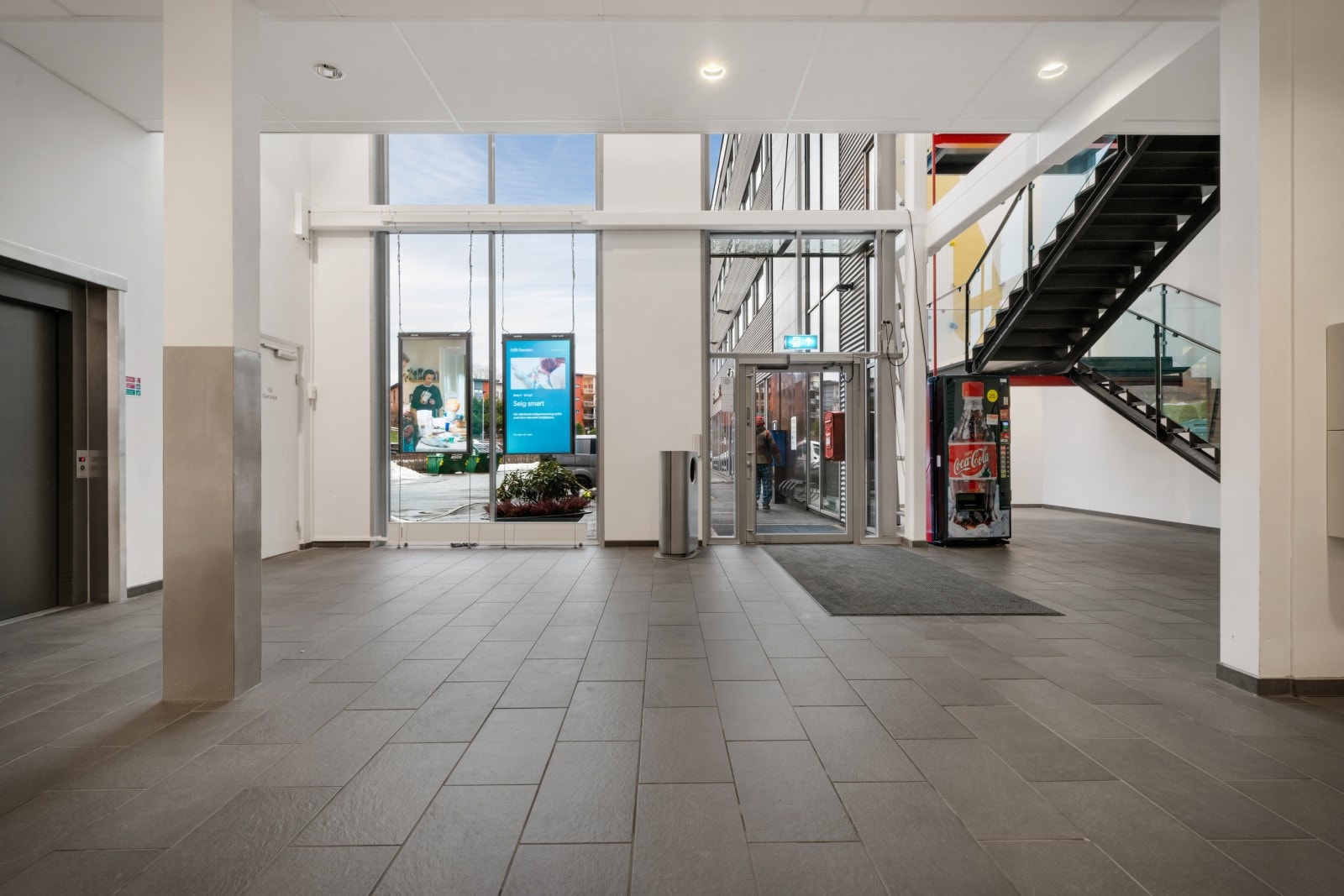 Myrdalsvegen 22 ligger sentralt i Åsane, et populært forretningsområde med en rekke etablerte bedrifter og gode fasiliteter for kontorbrukere Galleribilde