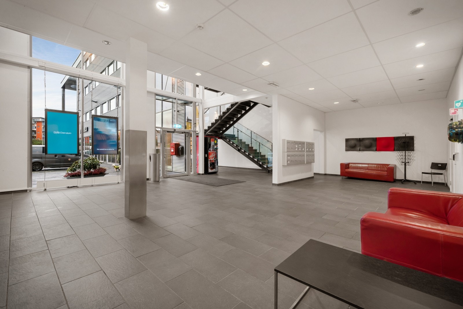 Området har utmerket kollektivdekning, med flere busslinjer som stopper i nærheten og hyppige avganger til Bergen sentrum. Galleribilde