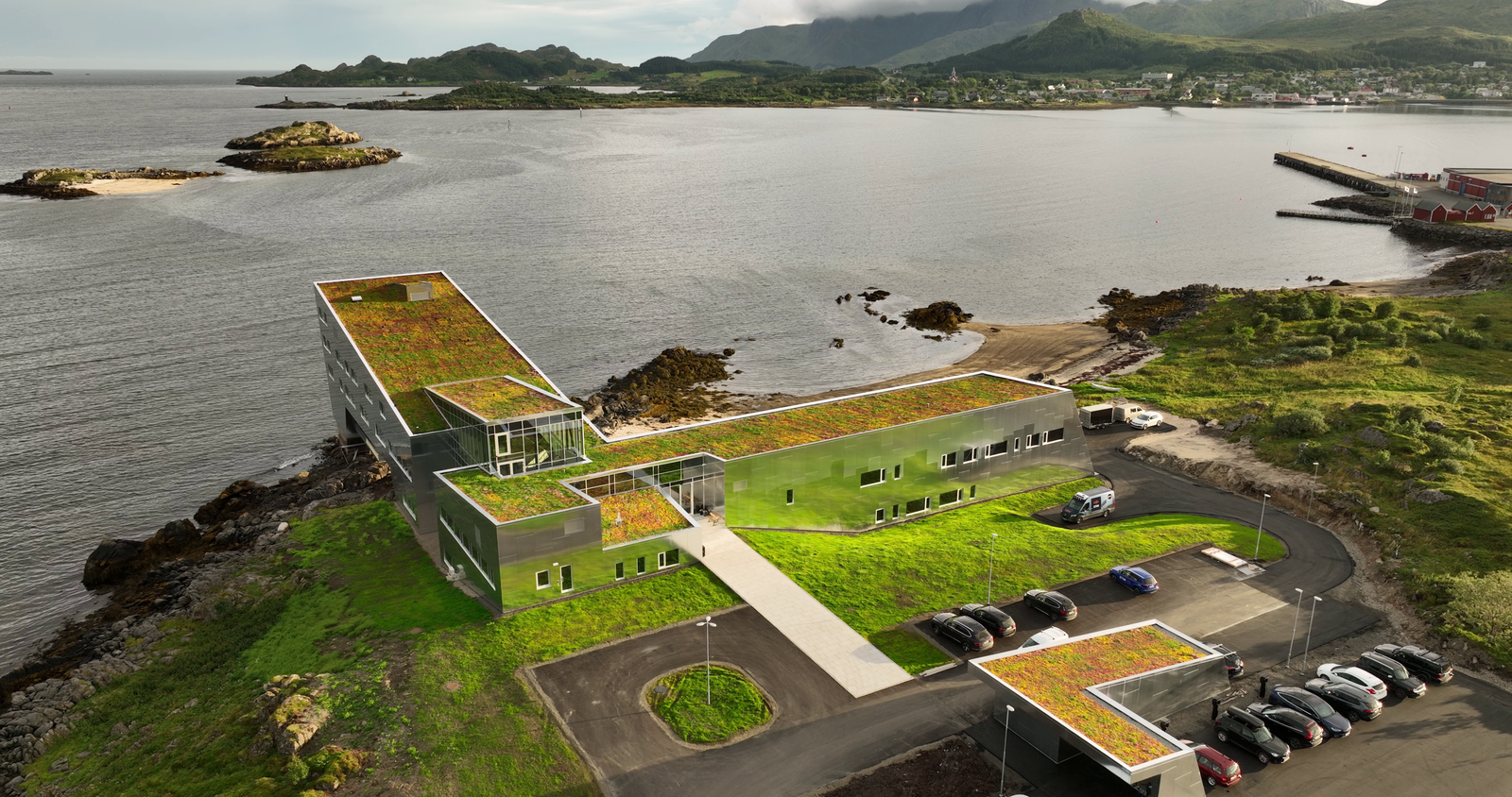 Lofoten Bio Centre ligger vakkert til ved Buksnesfjorden. Galleribilde