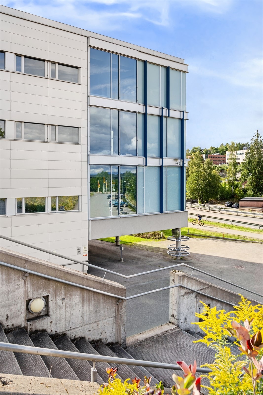 Bygget er godt eksponert mot E18, Drammensveien og Borgenveien. Galleribilde