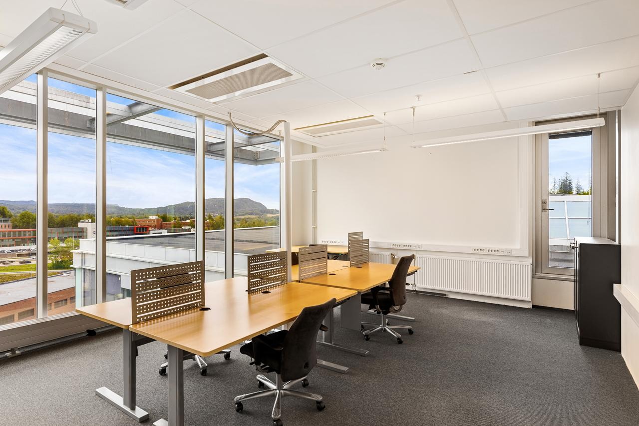 Lokalene har meget god takhøyde og er fleksible i innredning. *Fra annen leietaker i bygget. Galleribilde