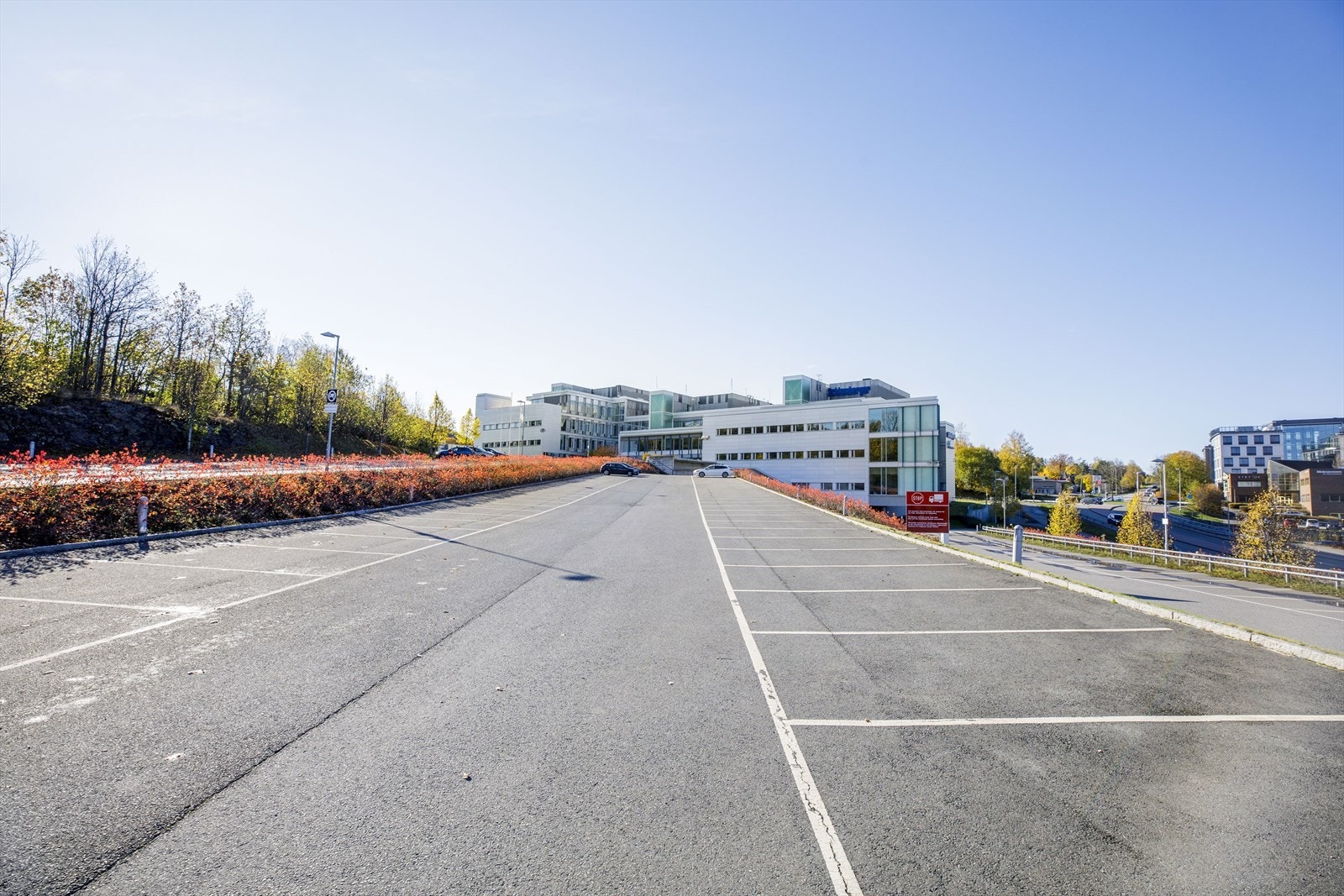Bygget har meget god parkeringsdekning. Ca. 200 p-plasser i parkeringskjeller og ca. 130 plasser utendørs. Felles hurtigladere for El-bil. Galleribilde