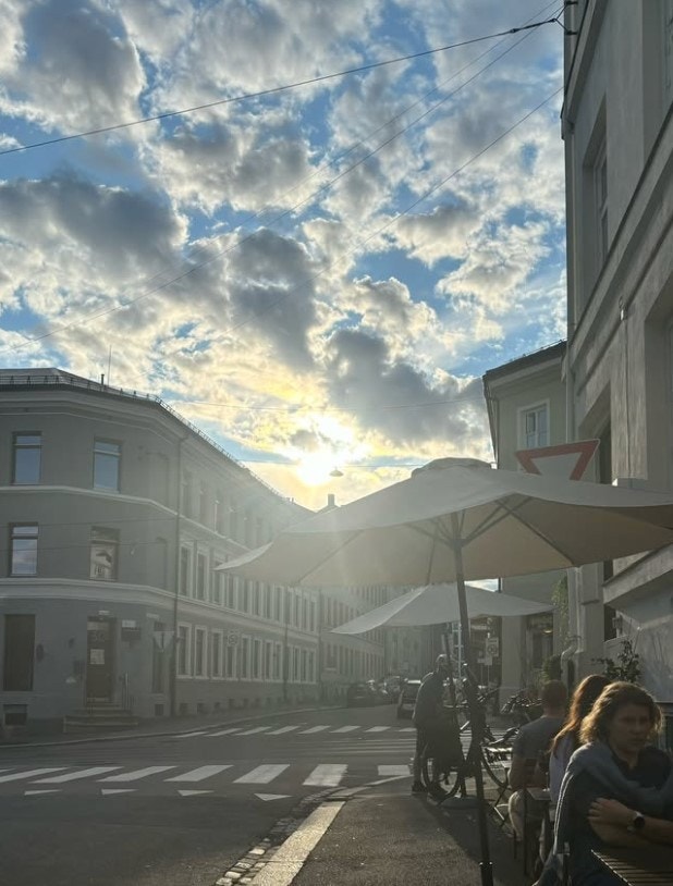 Lokale vender mot vest, som gir sol store deler av dagen og kvelden. Galleribilde