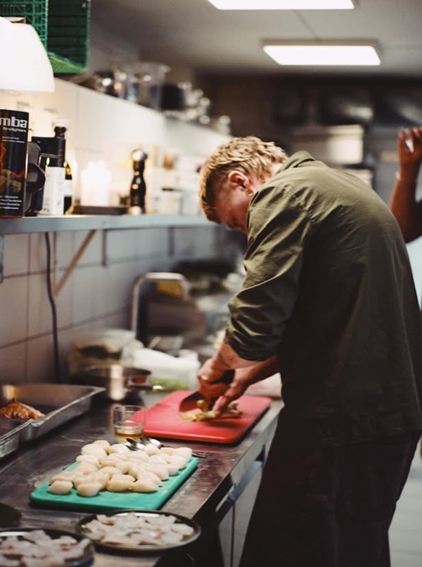 Åpent kjøkken ut mot store publikumsareal Galleribilde