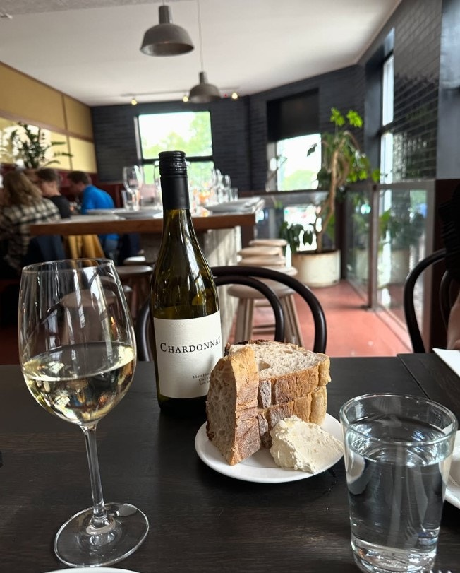 Server vin i et pulserende nabolag. Galleribilde