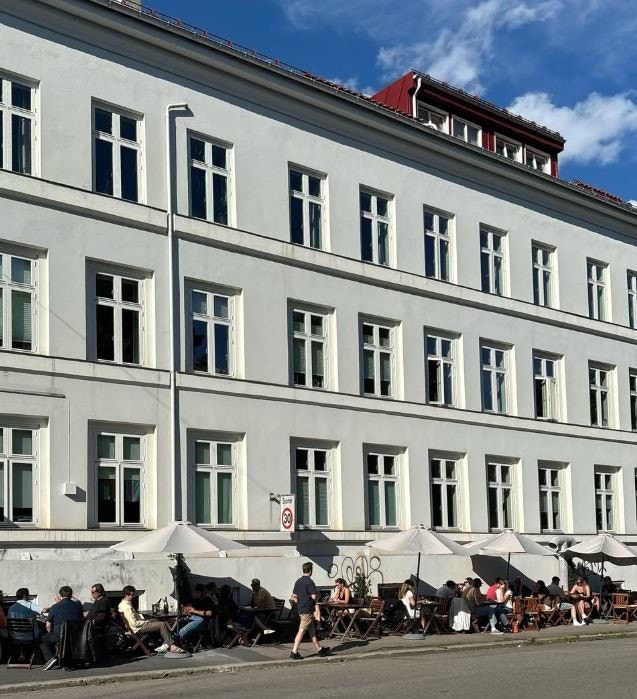 Store uteservering med gode solforhold Galleribilde