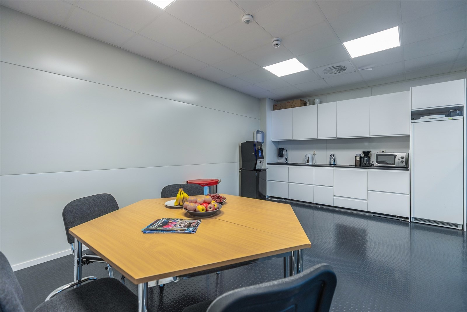 Kjøkken med spiserom. Galleribilde