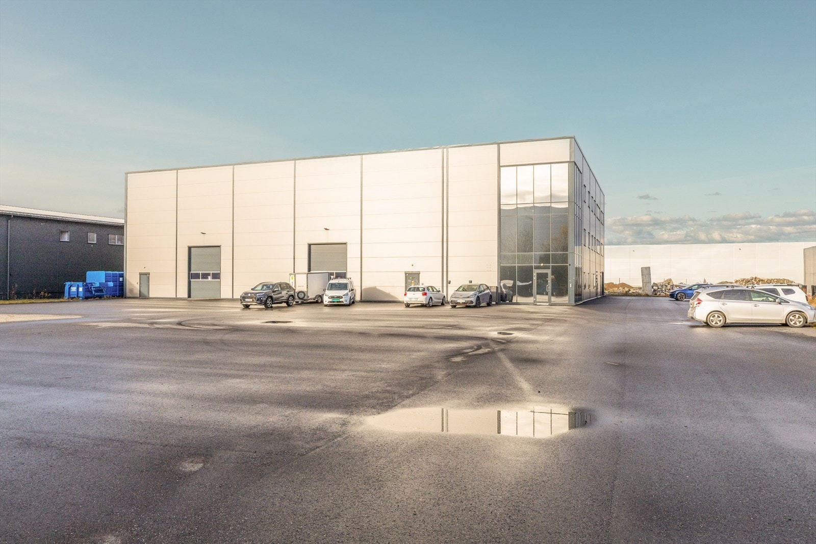 Høytlager med 10 meters takhøyde og tilgang via 2 kjøreporter. Galleribilde