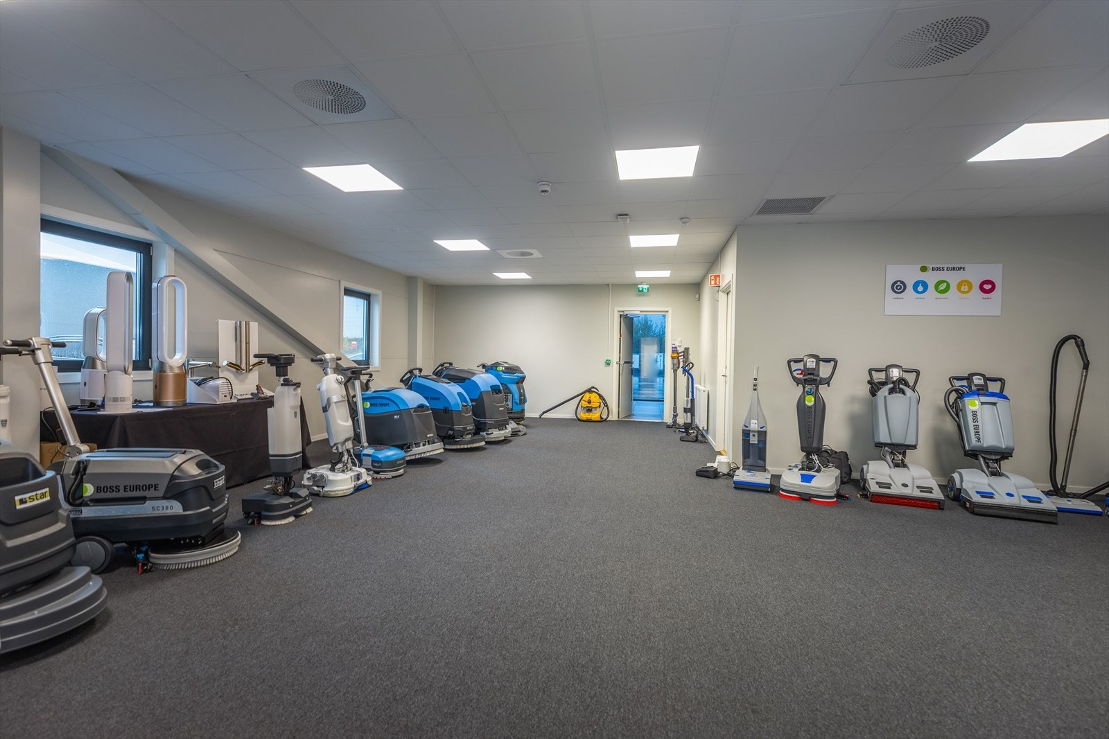 Showroom i 1. etasje kan også benyttes som kontorer. Galleribilde