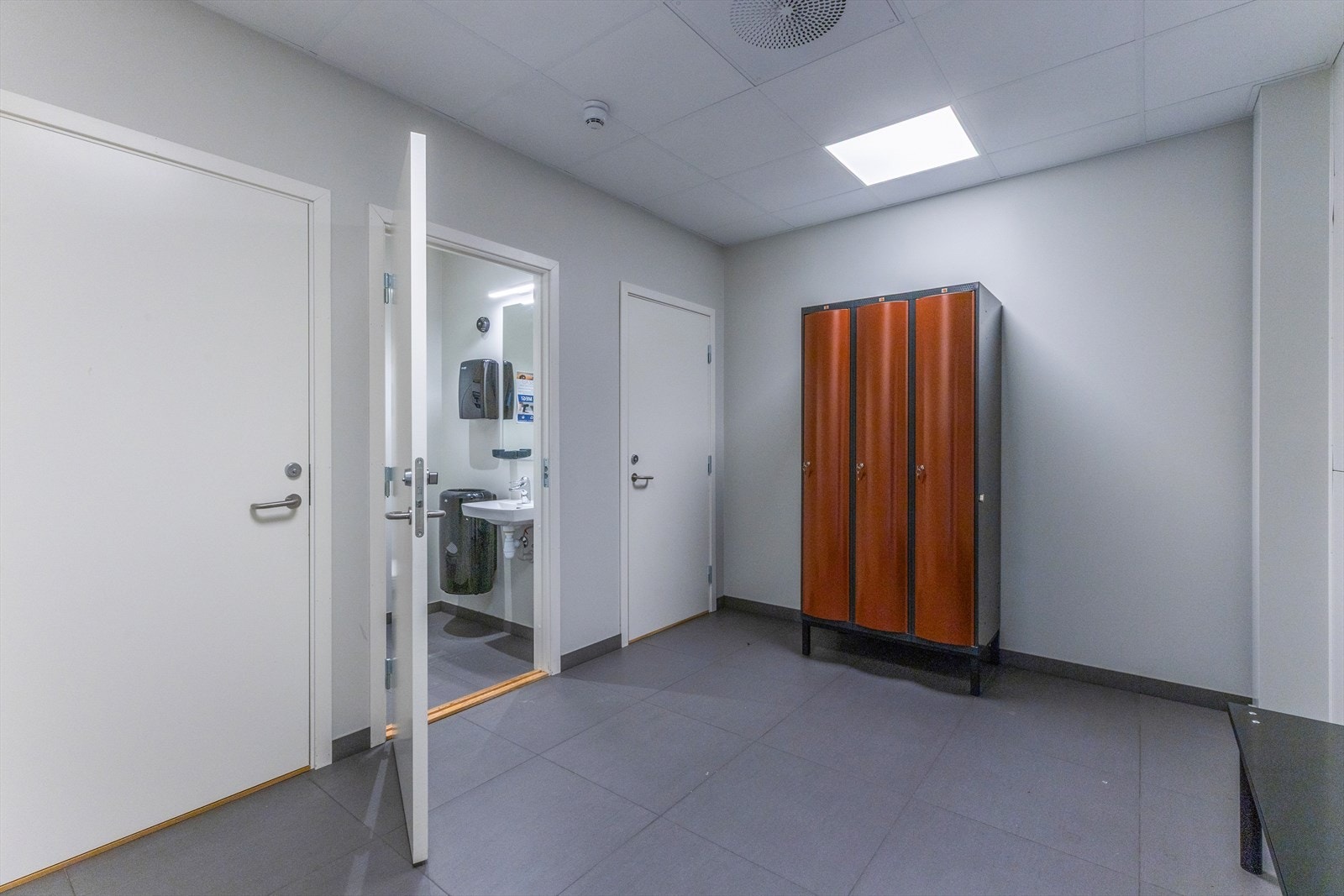 Garderobe og flislagte toaletter. Galleribilde