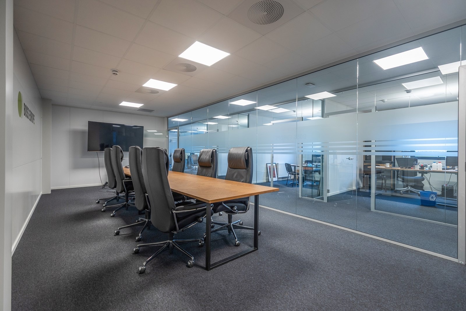 Lys kontorfløy med gjennomgående god standard. Galleribilde