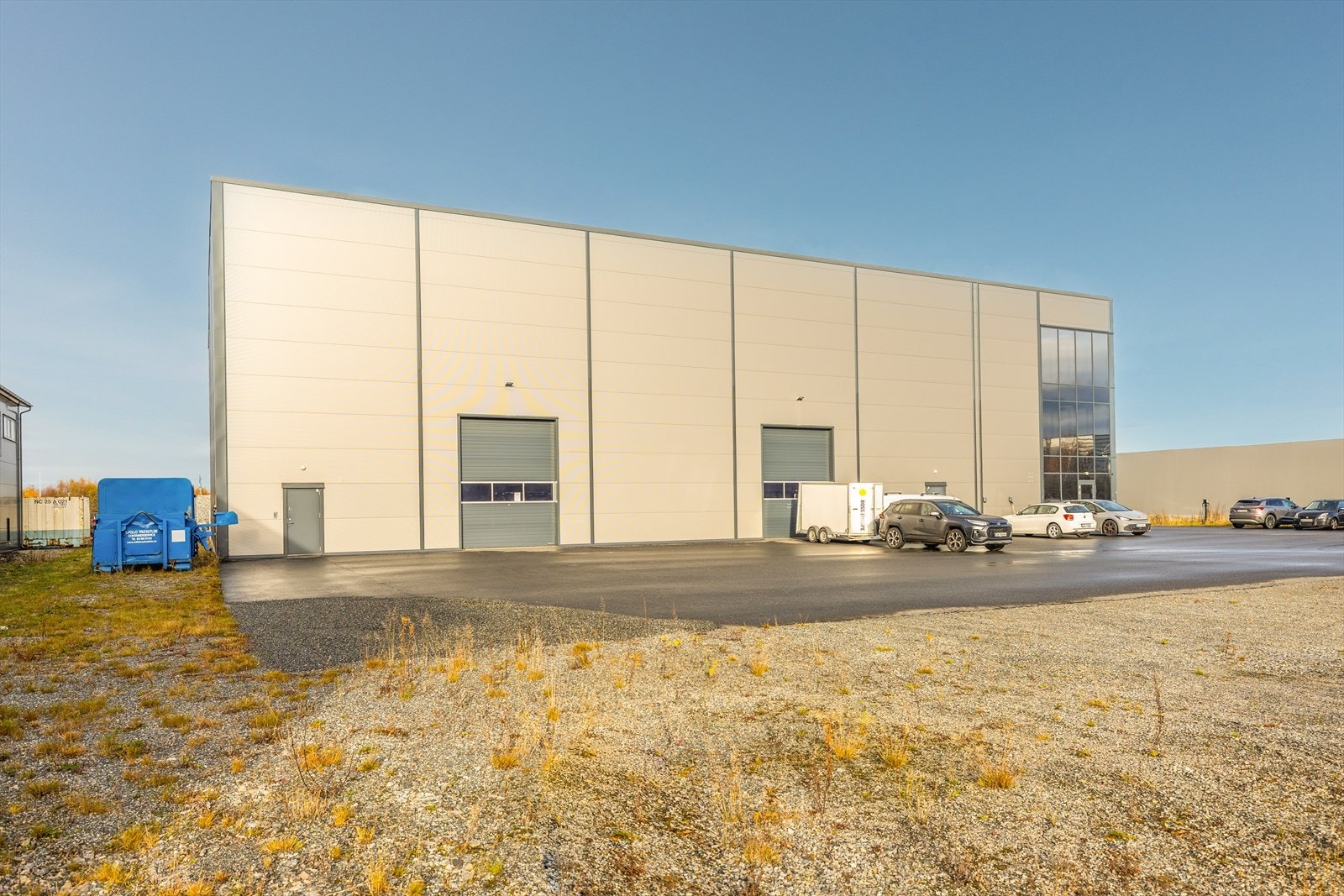 Høytlager med 10 meters takhøyde og tilgang via 2 kjøreporter. Galleribilde