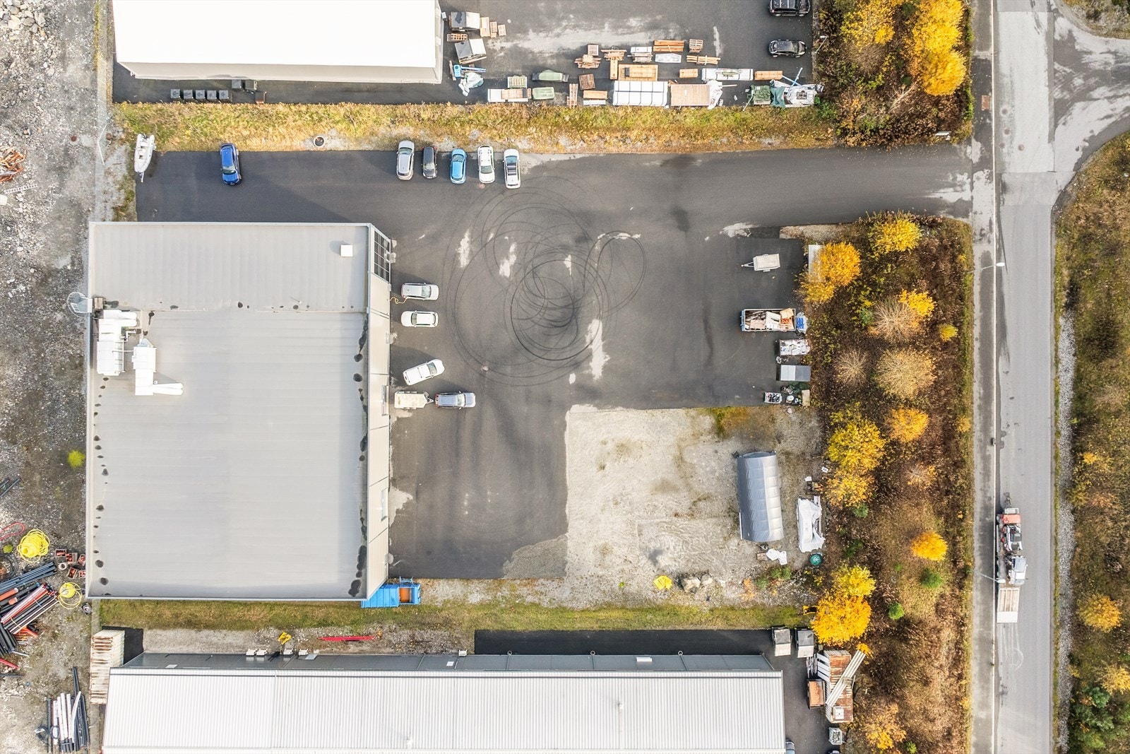 Utviklingspotensial på eiendommen med mulighet for å utvide lager med rundt 1.000-1.200 kvm. og inntil 20 meters takhøyde. Galleribilde