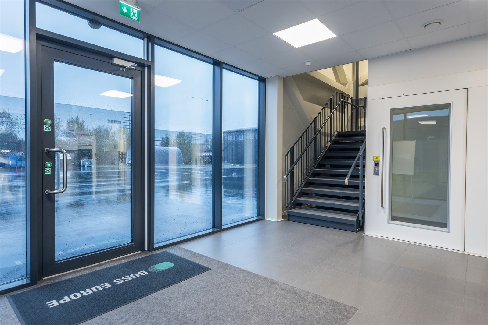 Tilgang til kontorfløy via trapp og heis. Galleribilde