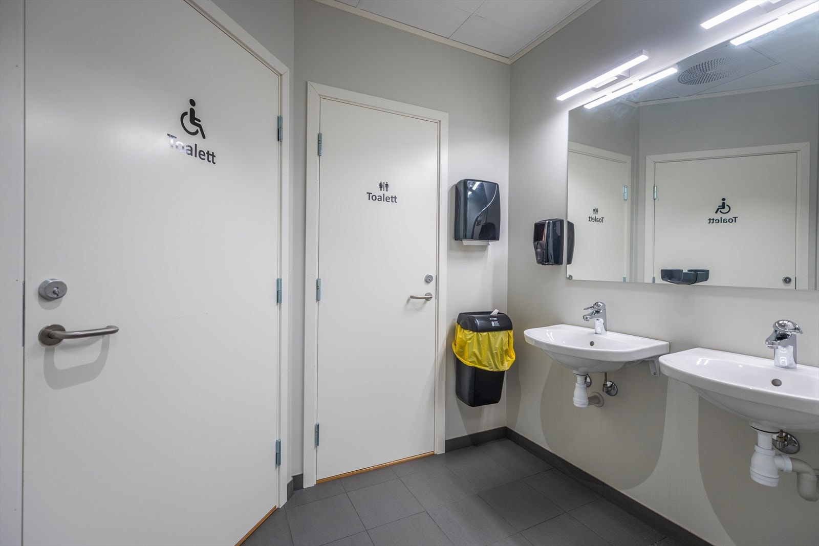 Garderobe og flislagte toaletter. Galleribilde