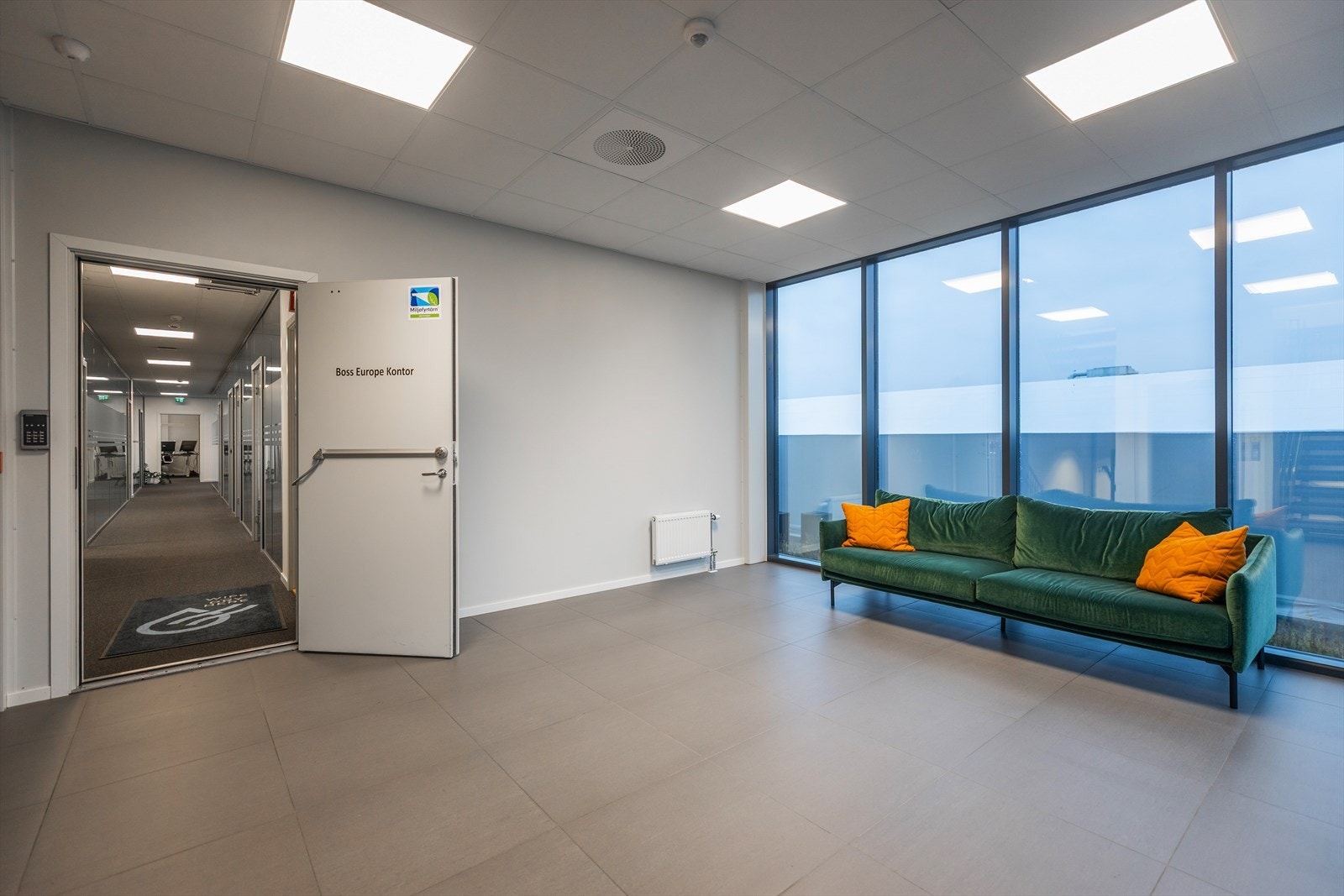 Flislagt hall med sittegruppe/sosial sone. Galleribilde