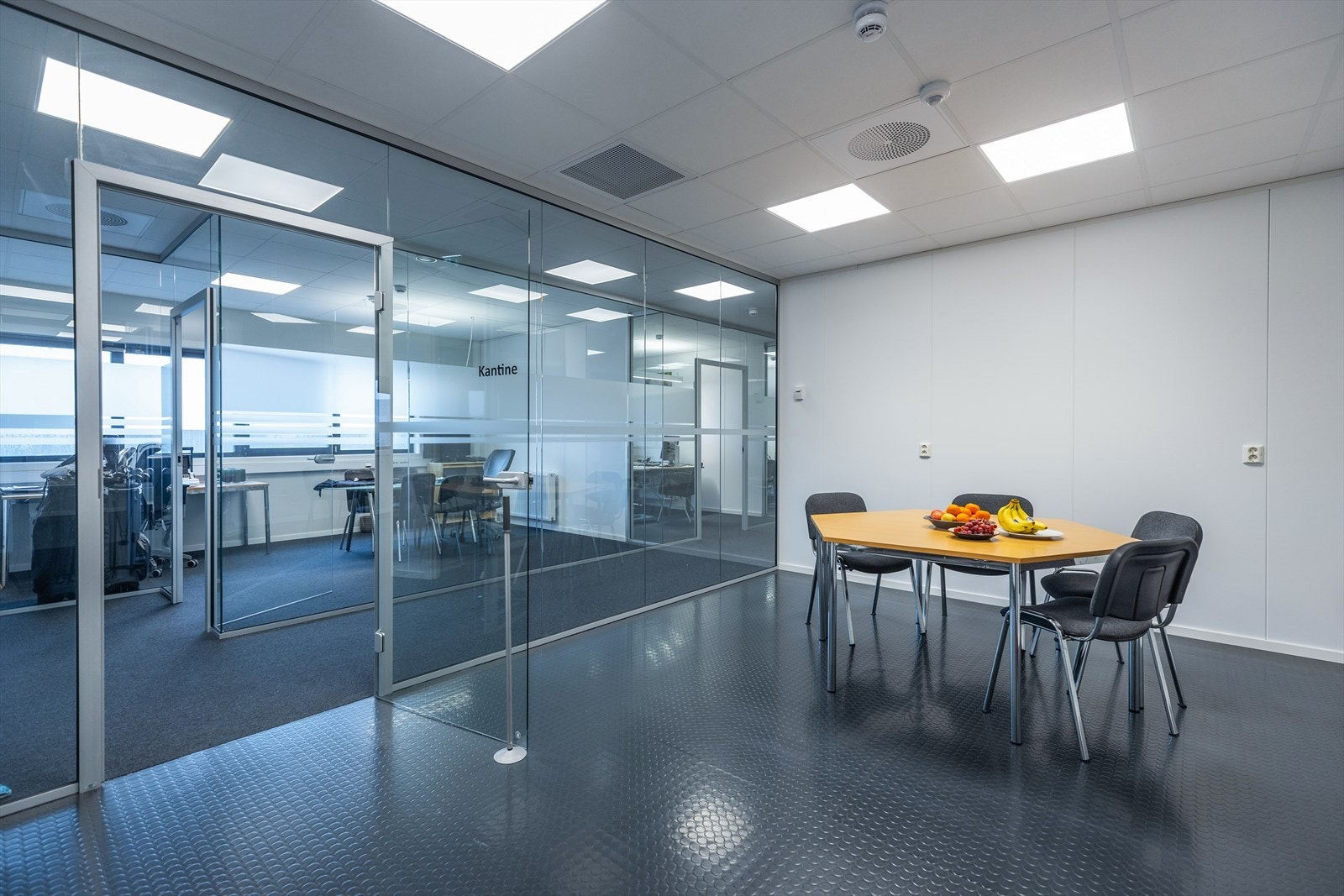 Kjøkken med spiserom. Galleribilde