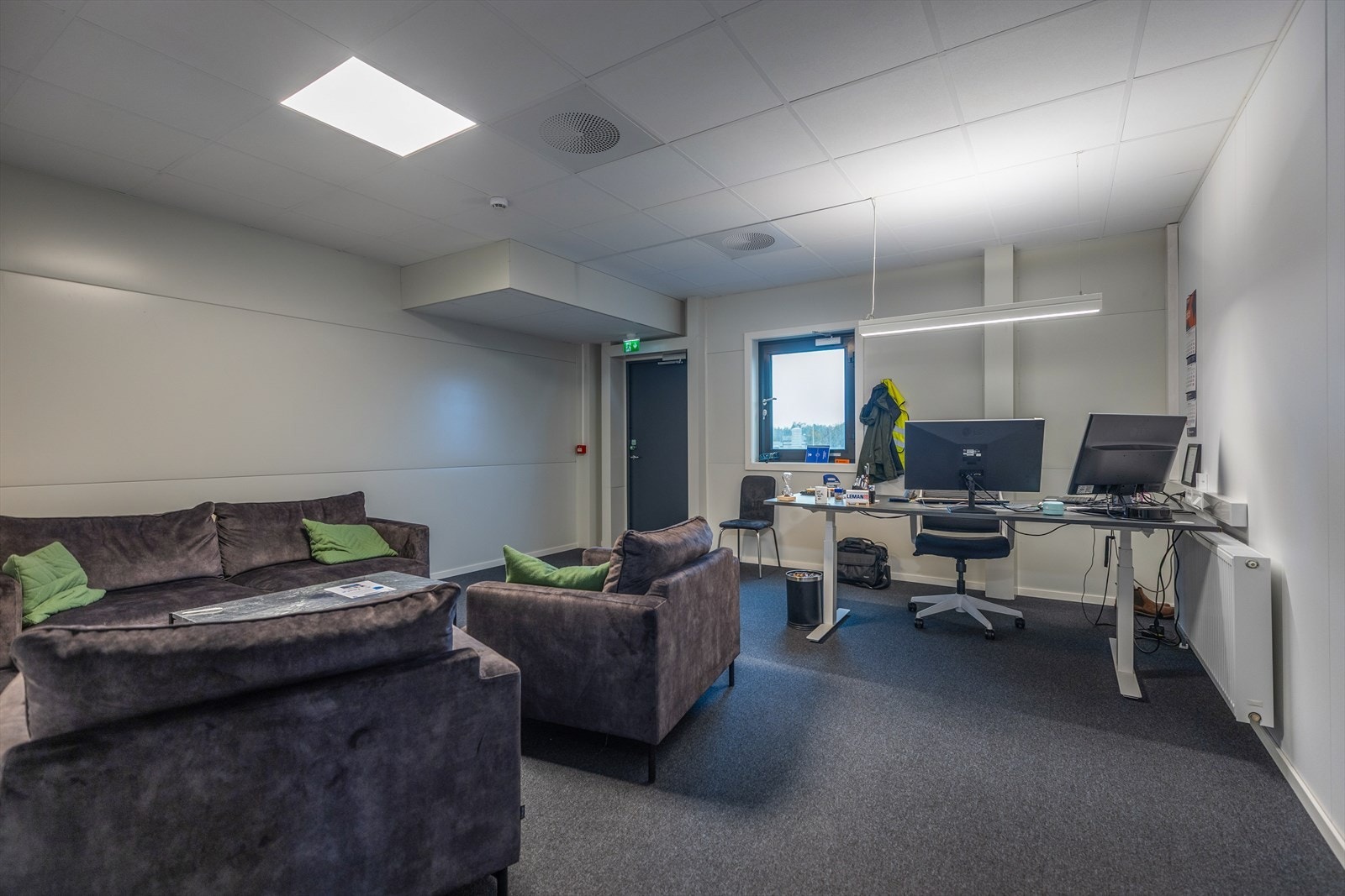 6 cellekontorer og 2 store kontorer med mulighet for møtebord/sofagruppe. Galleribilde