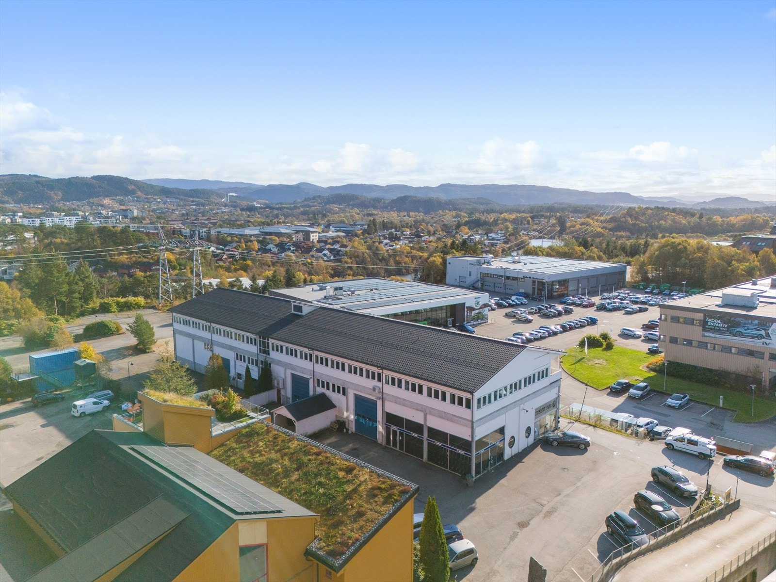 Eiendommen ligger sentralt på Kokstad i nærheten av kjente merkevarer. Mulig å leie store utearealer i tilknytning til eiendommen.