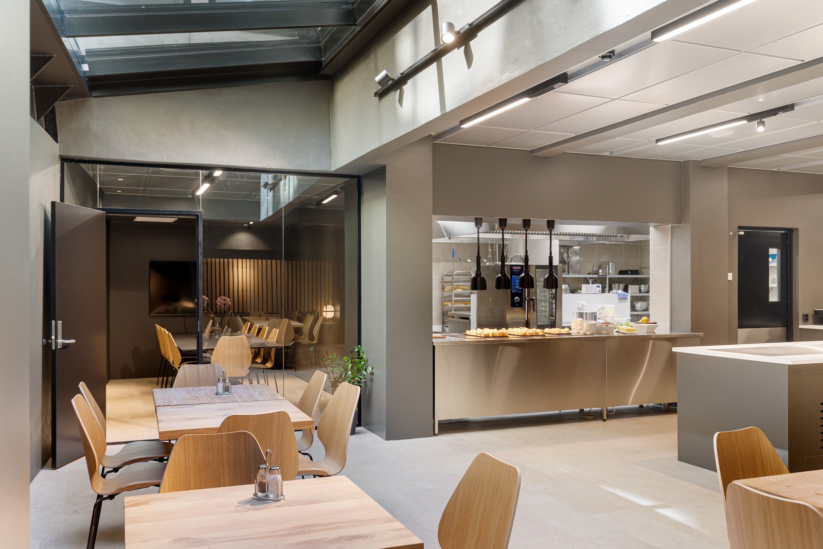 Nyt herlig lunsj i byggets flotte kantine! Galleribilde