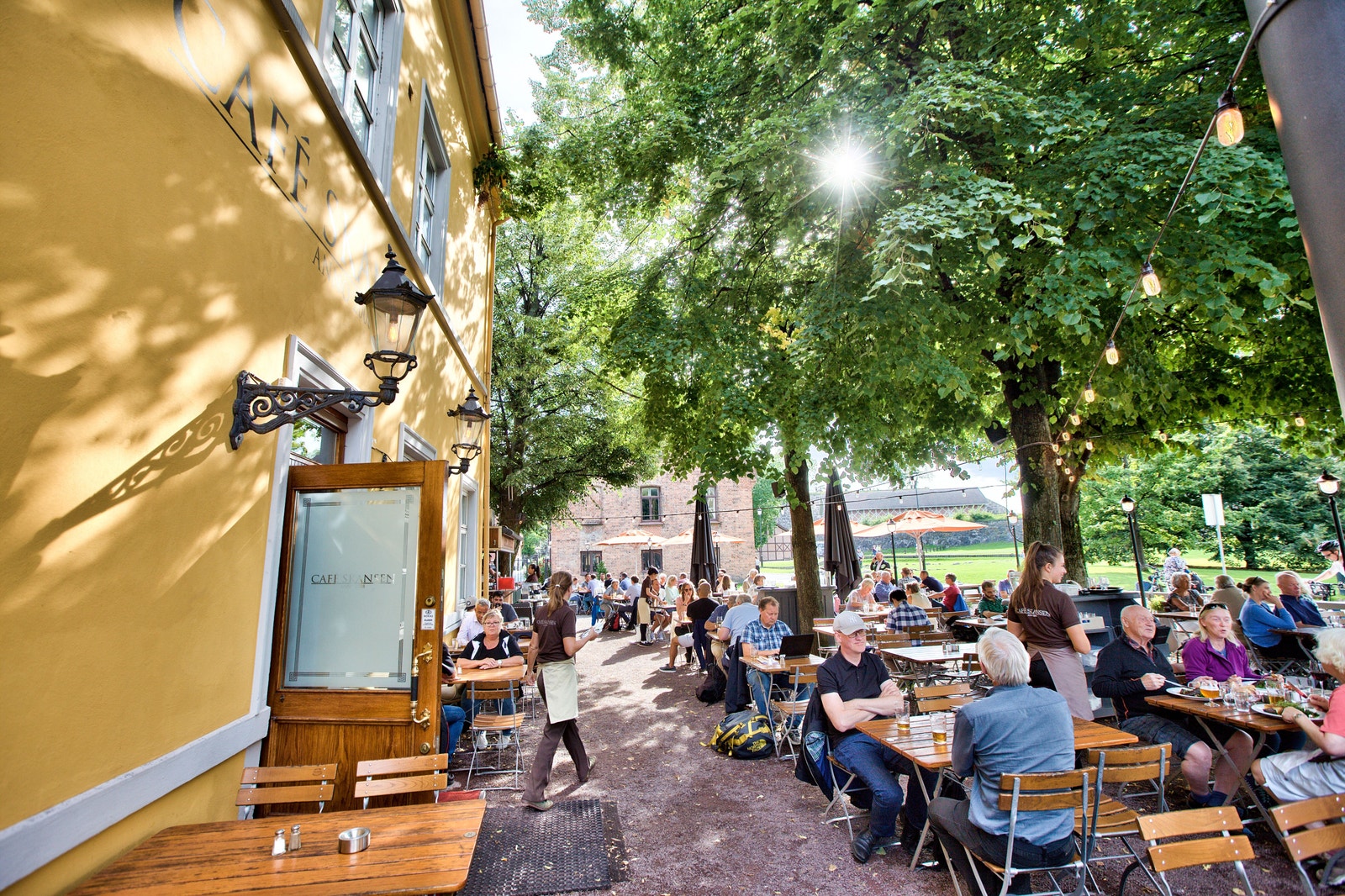 Nærområde byr på mange restauranter, kafeer og butikker! Galleribilde