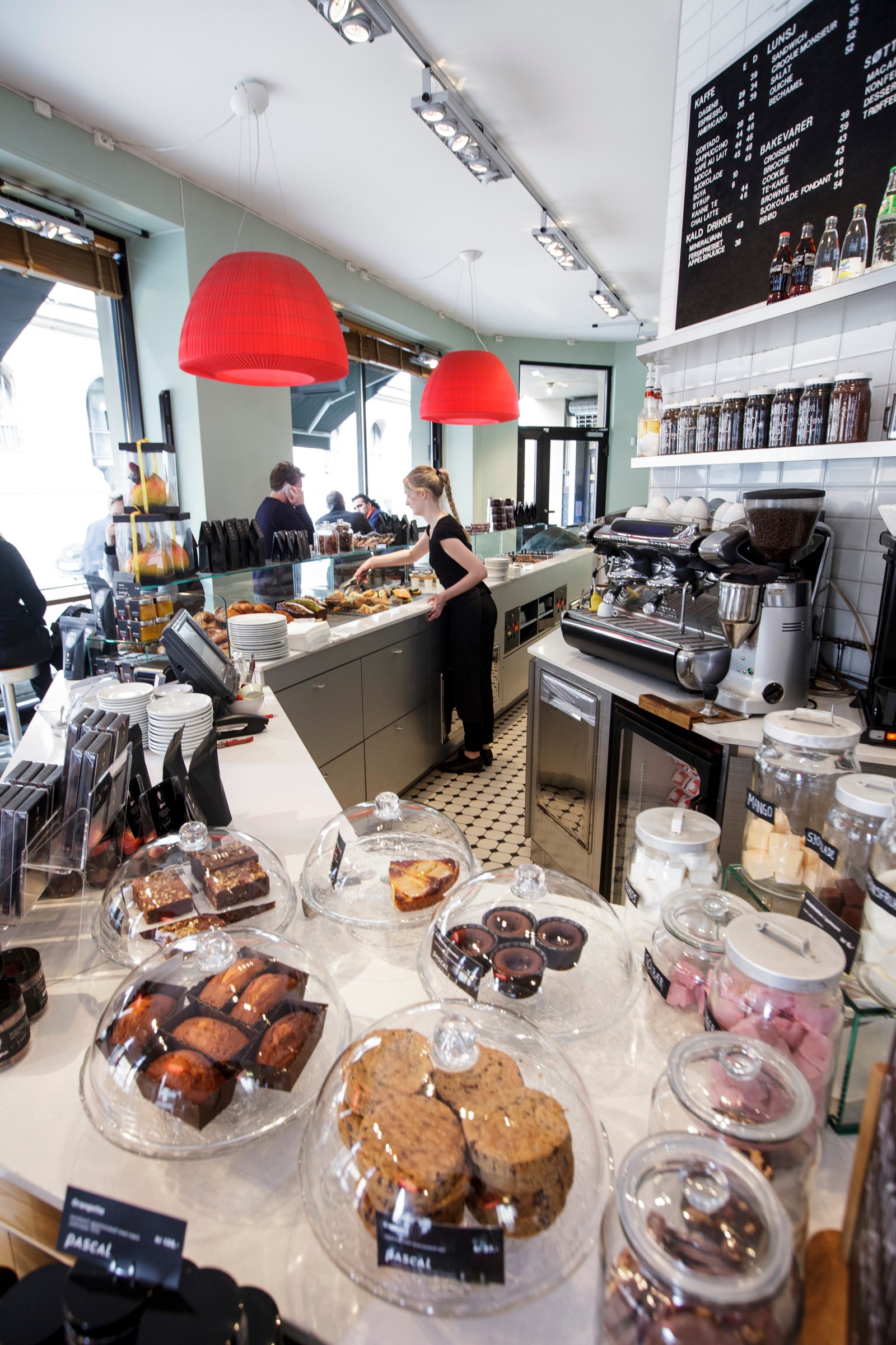 Nærområde byr på mange restauranter, kafeer og butikker! Galleribilde