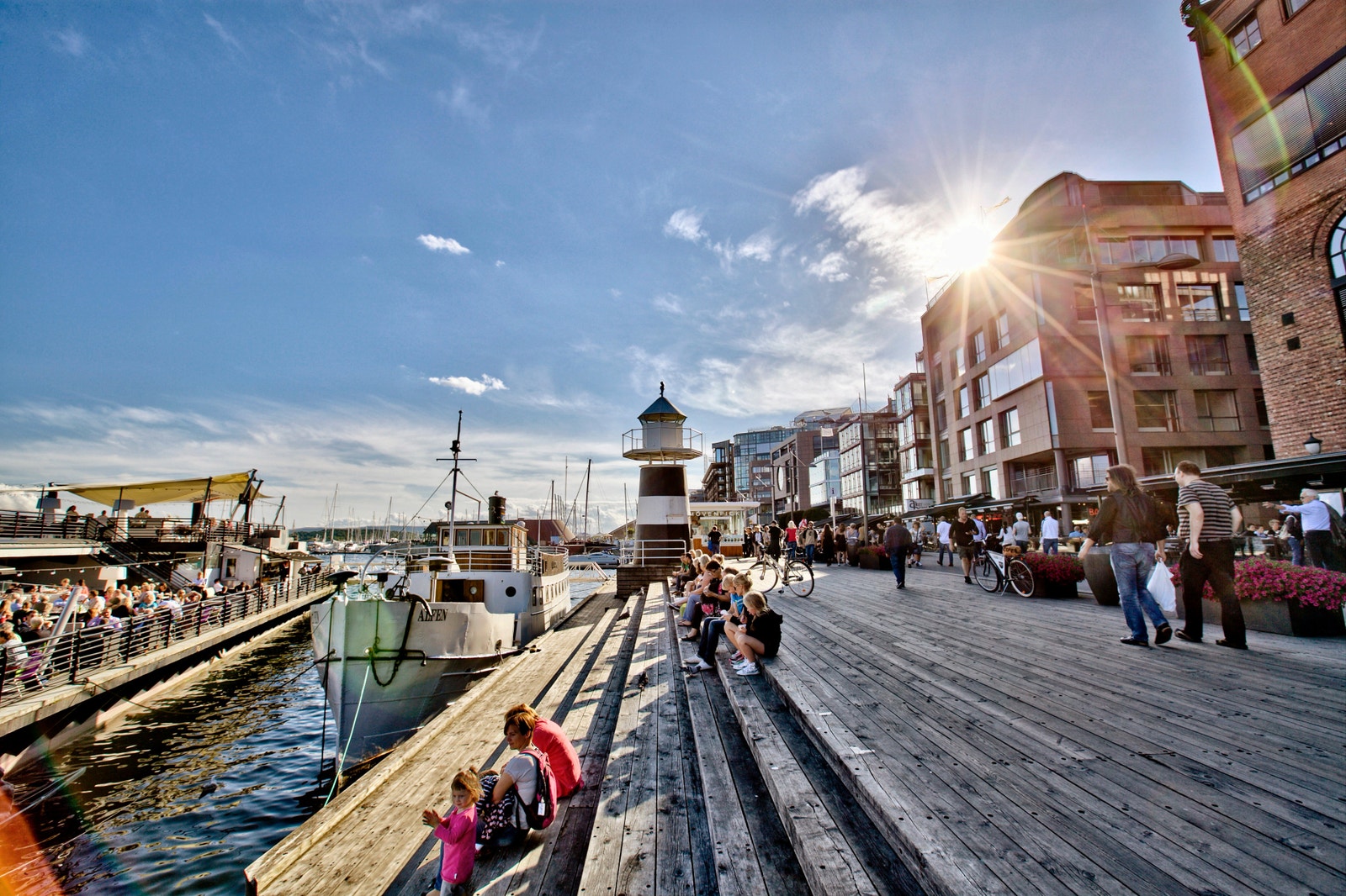 Nærområde byr på mange restauranter, kafeer og butikker! Galleribilde