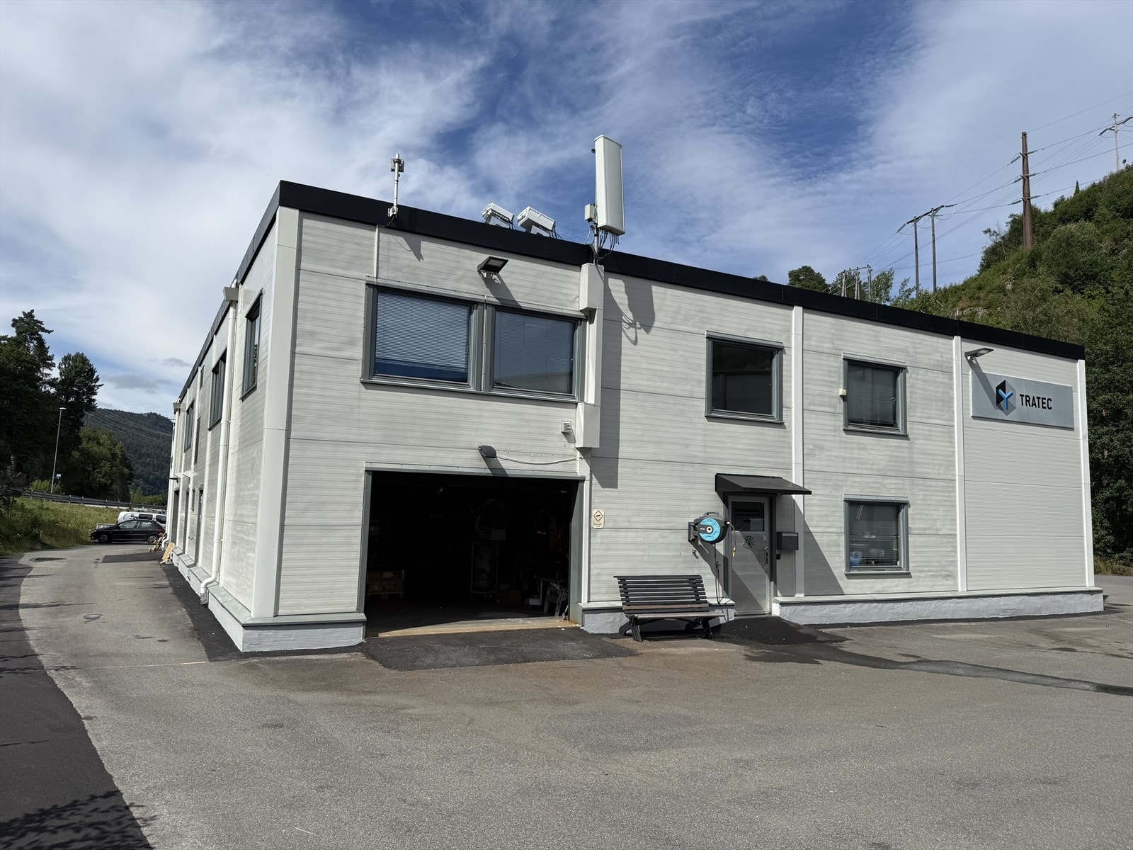 Det er i juli 2025 utført puss og maling av grunnmur, fasadevask samt fikset en del hull i asfalt rundt bygningen. Galleribilde