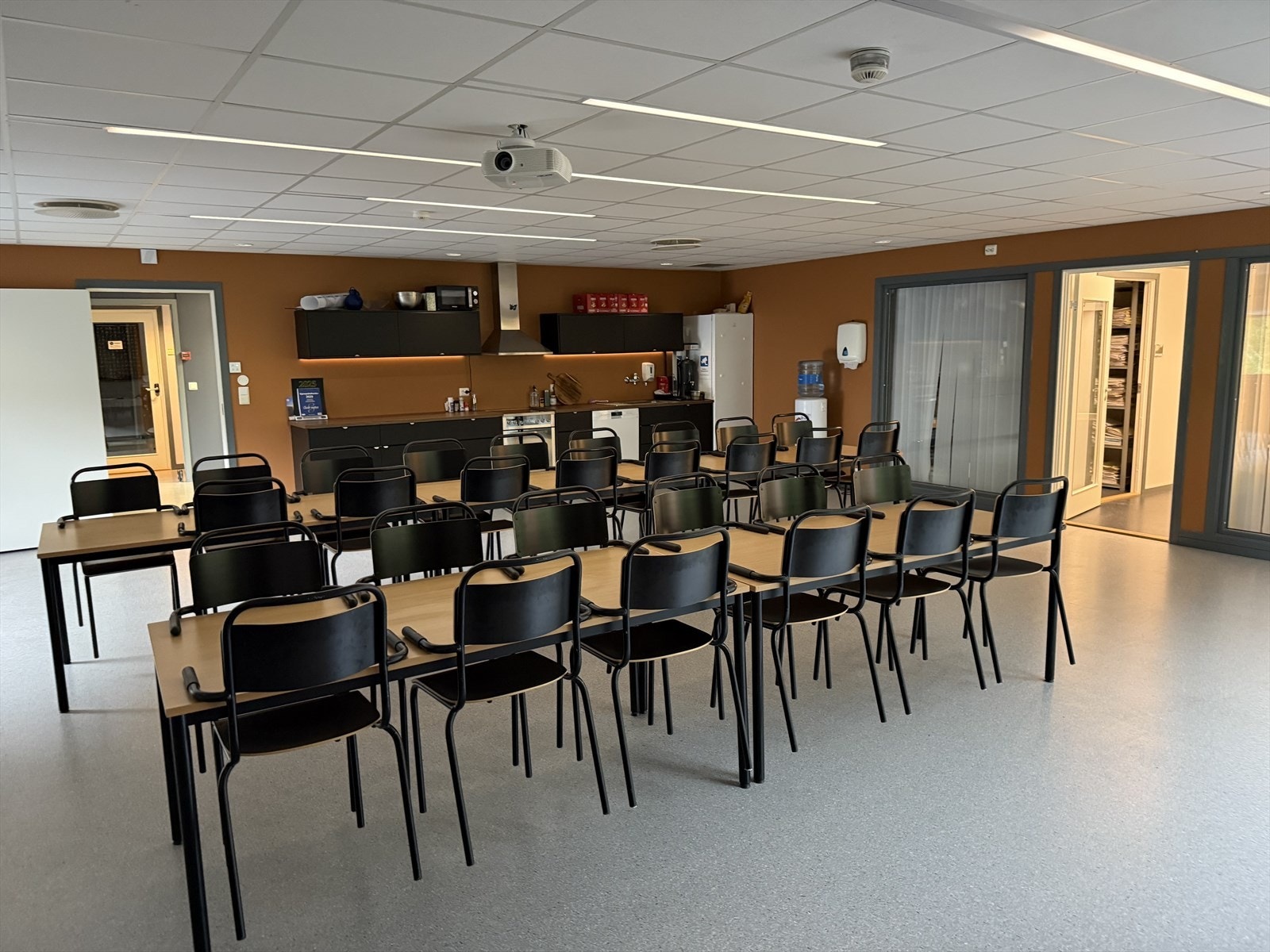 Andre etasje består av mange kontor og kantine Galleribilde