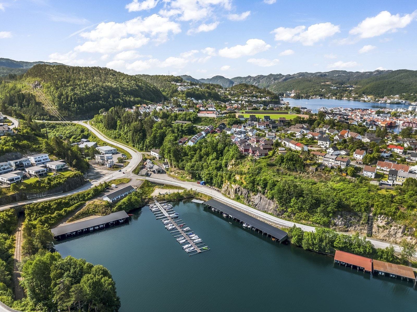 Drangeid 2A ligger i direkte tilknytning til E39, noe som gir enkel og effektiv adkomst for varetransport, kunder og ansatte. Galleribilde