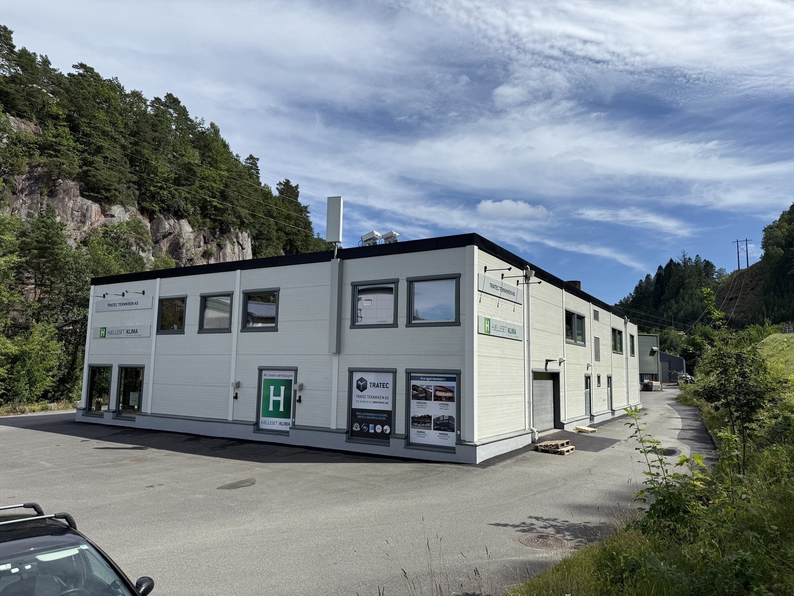 Det er i juli 2025 utført puss og maling av grunnmur, fasadevask samt fikset en del hull i asfalt rundt bygningen. Galleribilde