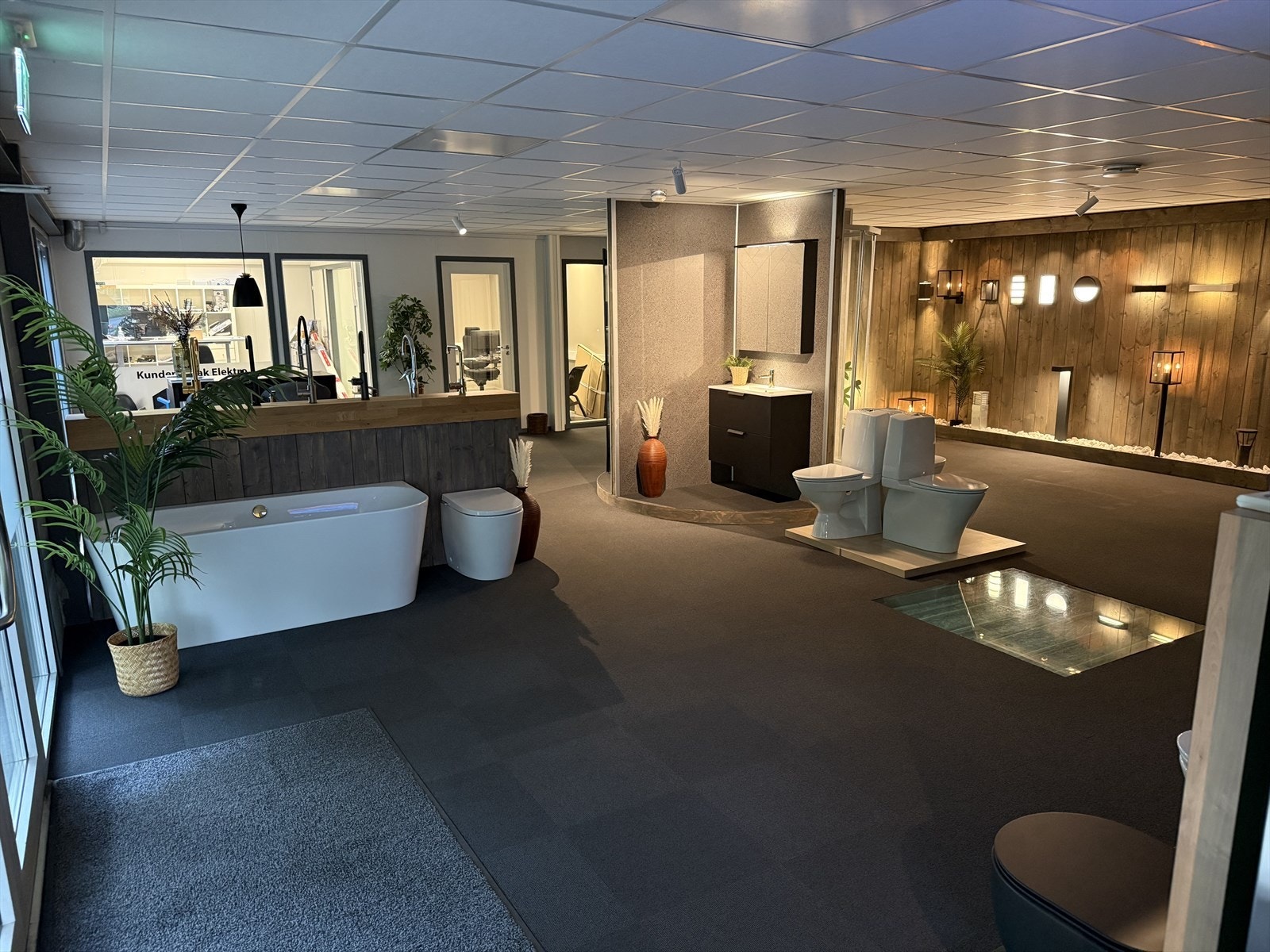 Første etasje består av lager og utstillingslokale/kontorlandskap Galleribilde