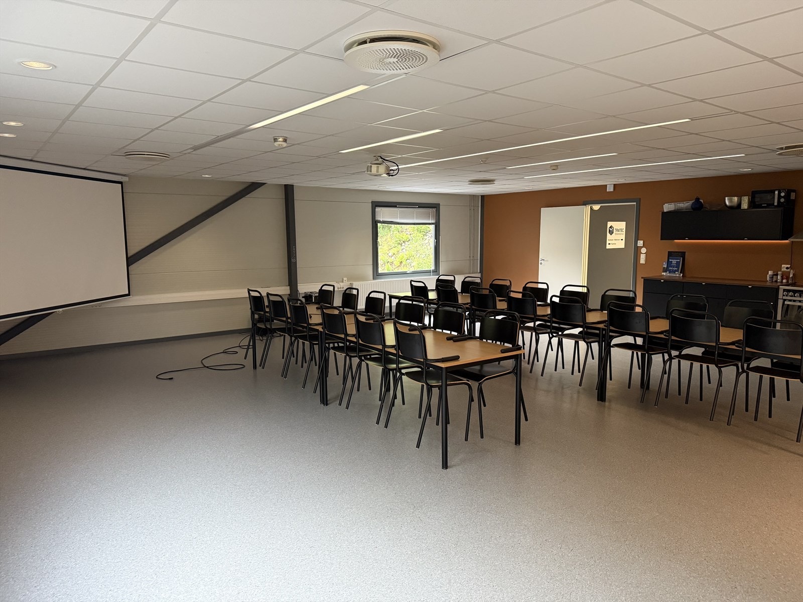 Andre etasje består av mange kontor og kantine Galleribilde