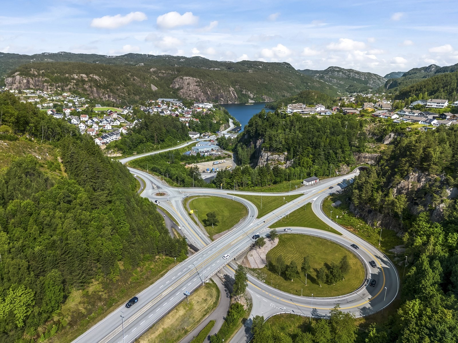 Det er kun ca. 3 minutter med bil til Flekkefjord sentrum, og området har god tilgjengelighet også med kollektivtransport. Galleribilde