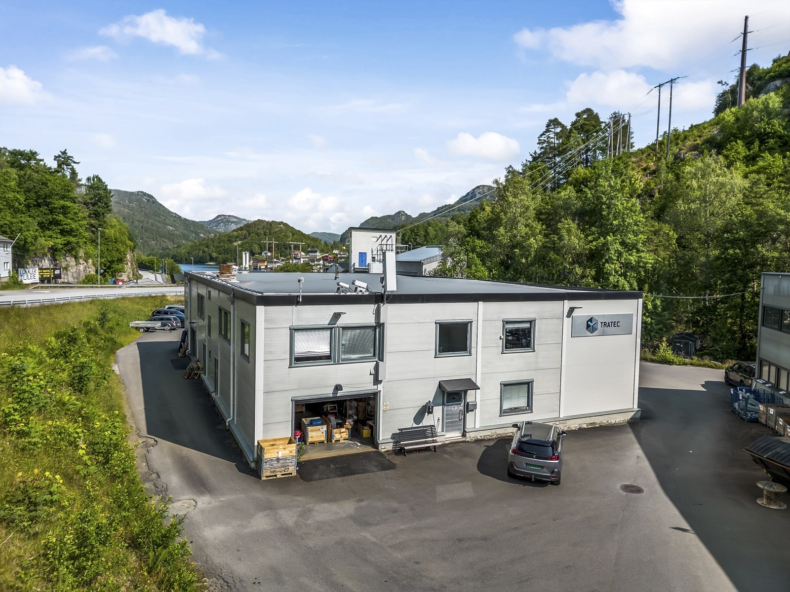 Eiendommen er per i dag utleid for kr 1 060 000 eks MVA årlig. Leieforhold avsluttes april 2026. Galleribilde