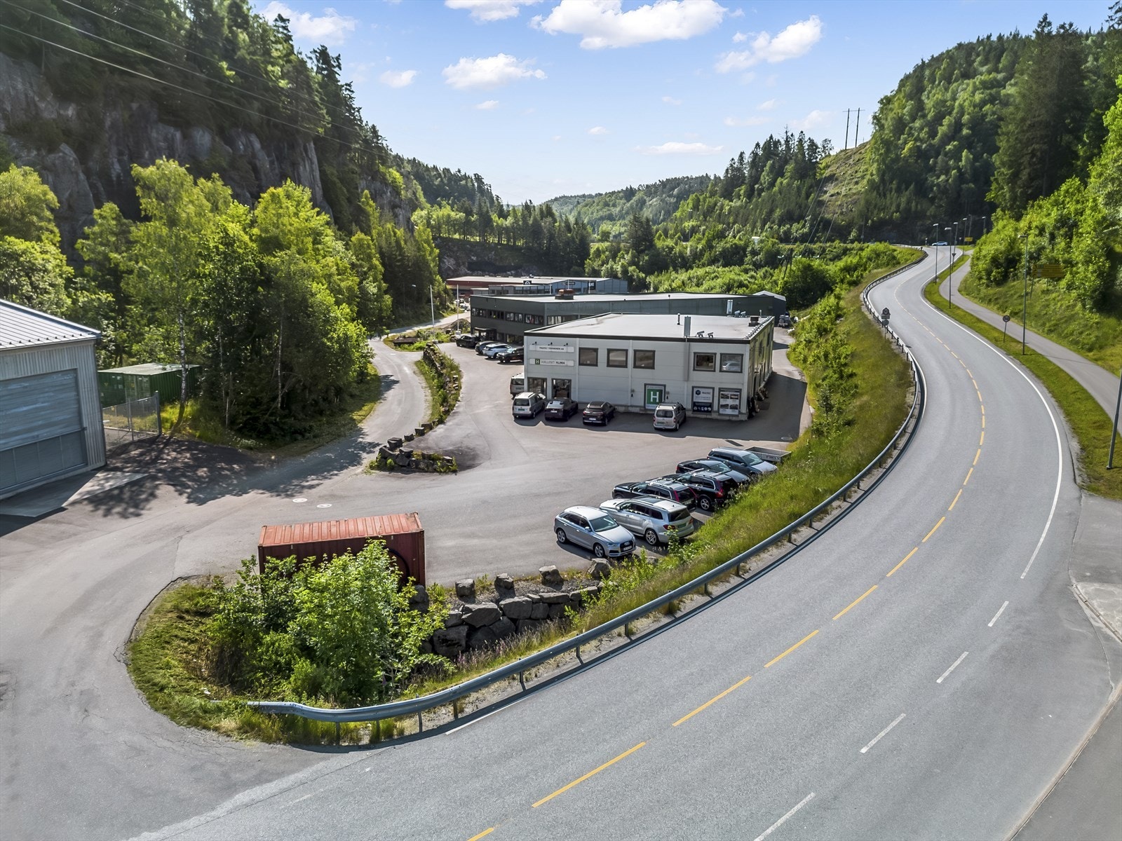 Det er rom for enkel varelevering og parkeringsmuligheter i tilknytning til eiendommen. Galleribilde