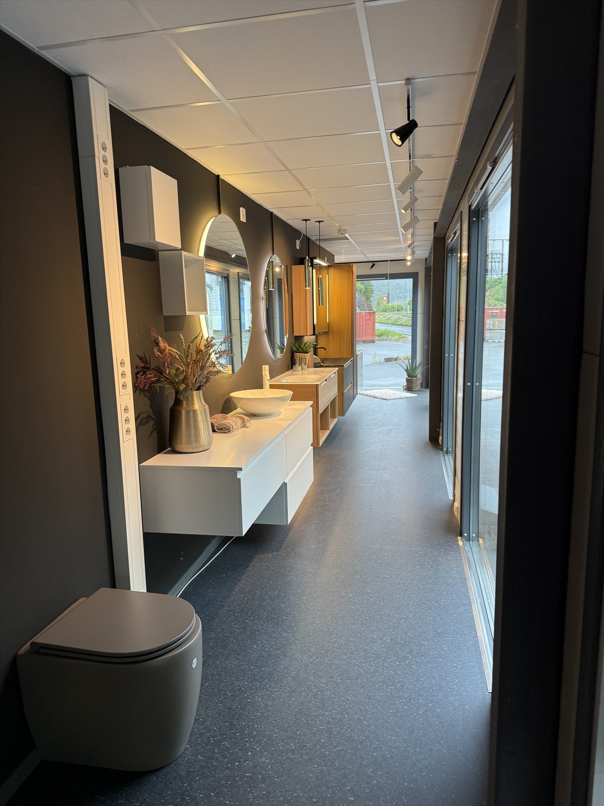 Første etasje består av lager og utstillingslokale/kontorlandskap Galleribilde