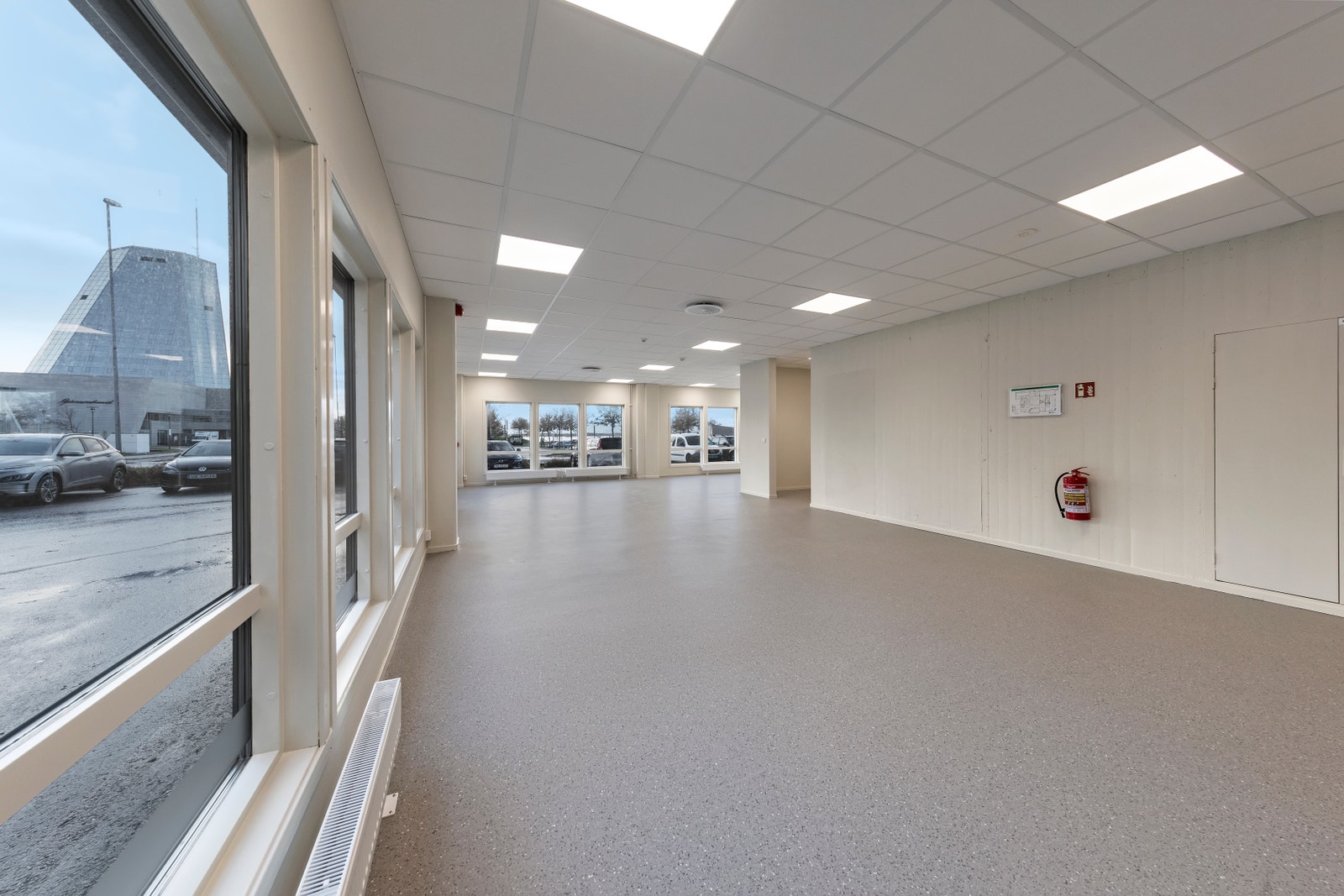 Ca 200 kvm som kan fungere både som kontorareal i landskap og som handels areal eller tilsvarende. Galleribilde