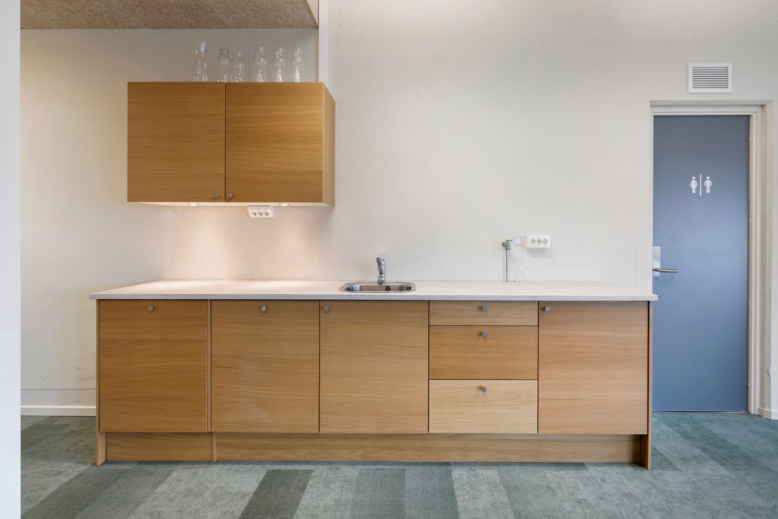 Kjøkken med integrerte hvitevarer i sosial sone i 1. plan Galleribilde