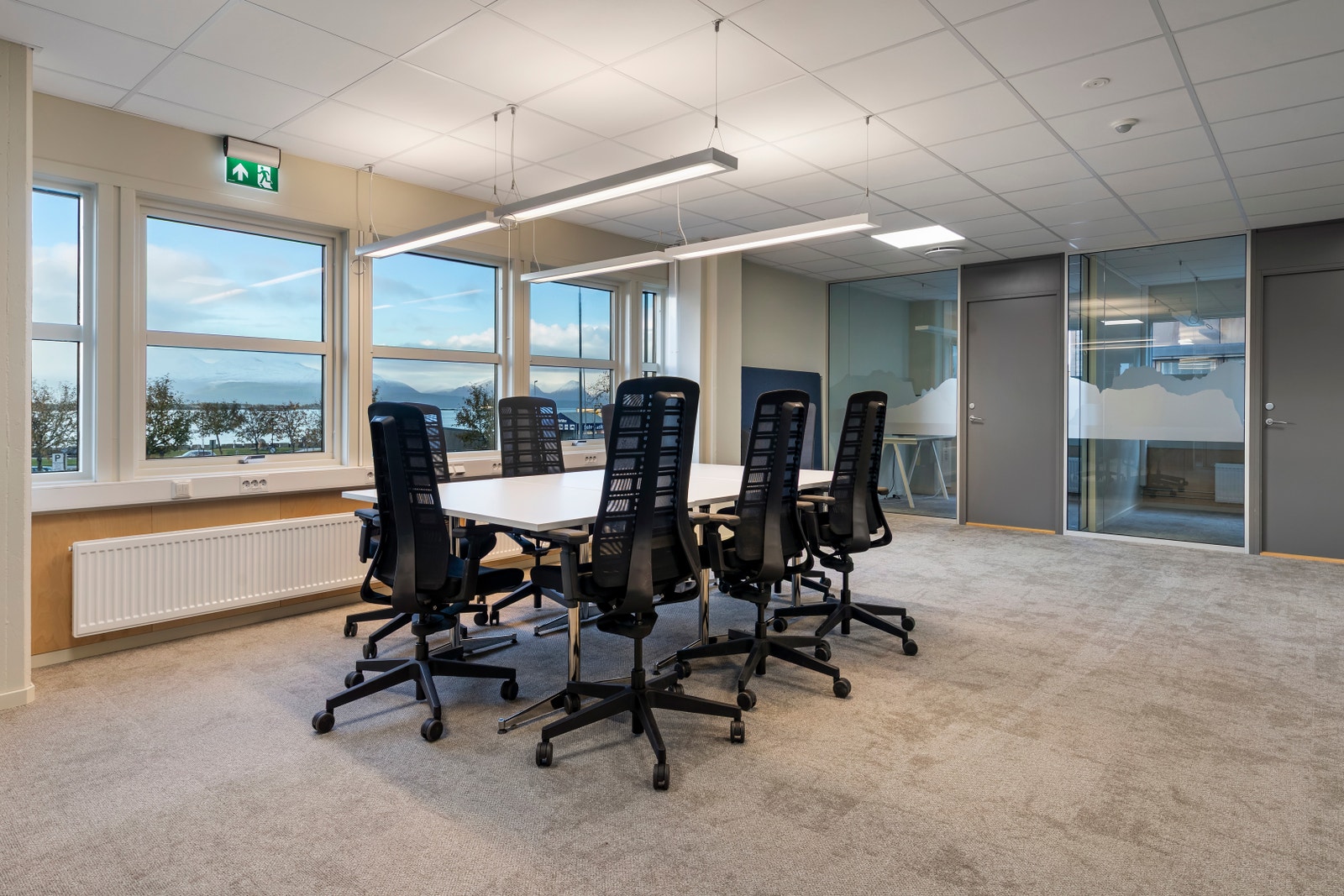 Kontor etasjen på 2. plan har romslig mingle/sosial/møtesone og 7 cellekontor Galleribilde