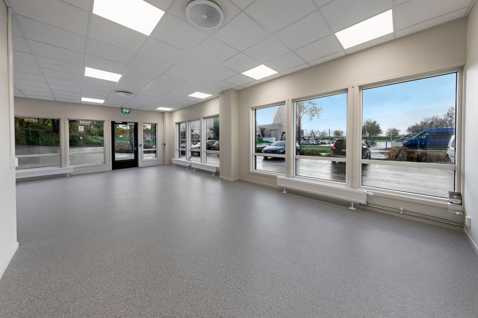 Den østligste delen av arealet på 1. plan har egen inngang direkte fra parkeringsplass, men er også tilknyttet den vestligste delen av 1. plan med døråpning. Galleribilde