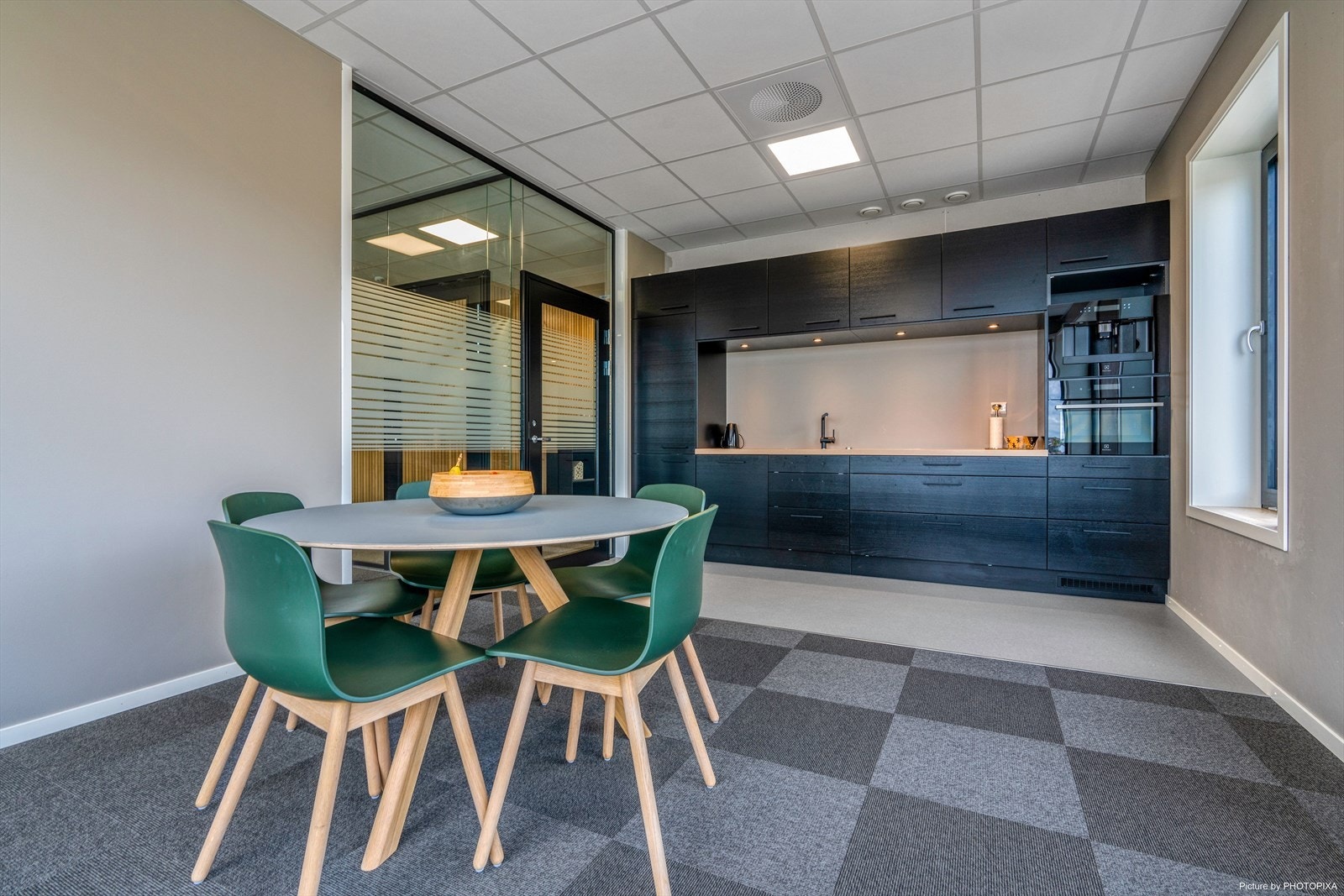 _TKP2452_edit.jpg Galleribilde