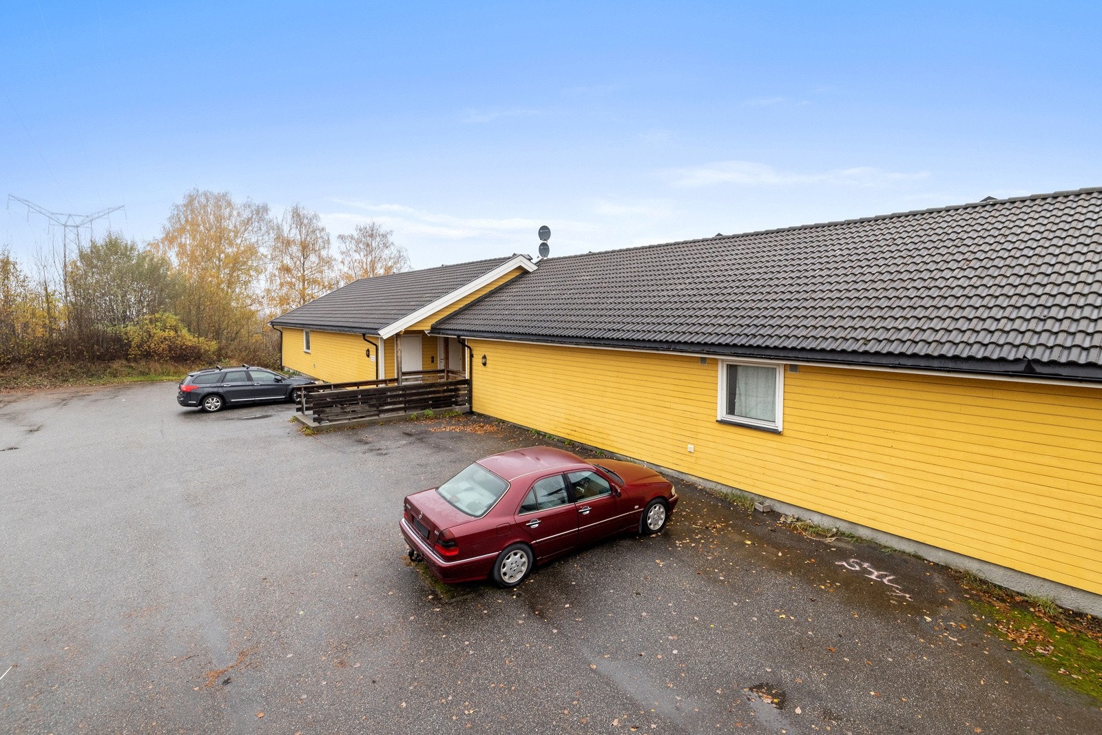 Godt med biloppstillingsplasser på eiendommen. Galleribilde