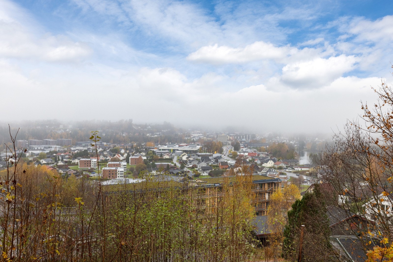 Fin utsikt ut over Hønefoss sentrum fra eiendommen. Galleribilde